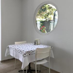 - une table à manger avec un miroir rond dans l'établissement Hotel Status, à Fethiye