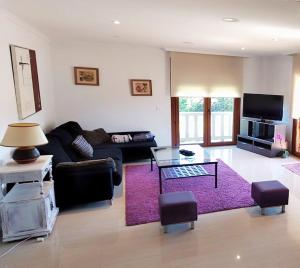 ein Wohnzimmer mit einem Sofa und einem Tisch in der Unterkunft A Rochela in Pontevedra