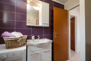 Ванная комната в Vineyard House & Olive Grove House