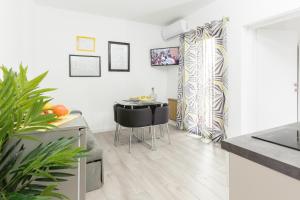 - une cuisine avec une table et un tabouret dans une pièce dans l'établissement AMI apartments, à Split