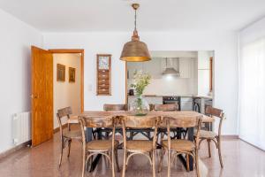 cocina y comedor con mesa y sillas en RUSTIKALPUENTE Casa de la CULTURA, en Alpuente