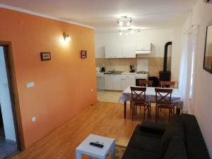 Kuchyňa alebo kuchynka v ubytovaní Apartments Valiza III Large apartment - 3 bedrooms and parking space i Apartments Valiza IV