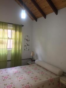 a bedroom with a bed and a green curtain at Venus Haüs in Monte Verde