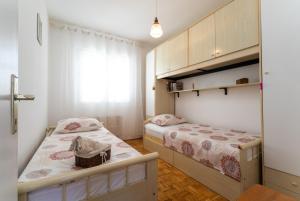 une chambre avec deux lits et une fenêtre dans l'établissement Sunny House, à Korčula 37 autres photos