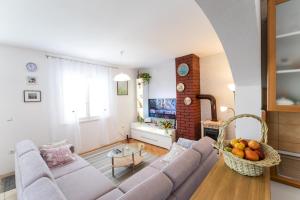 - un salon avec un canapé et une corbeille de fruits dans l'établissement Sunny House, à Korčula