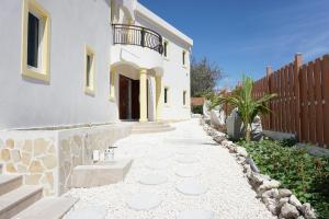 Un camino que conduce a una casa con una valla. en High-End finished apartment Higher Heights, Barbados, en Christ Church