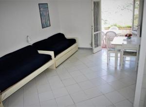 Pokój z kanapą, stołem i jadalnią w obiekcie Capoliveri Punta Morcone bilo w mieście Capoliveri