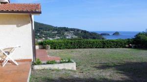 カポリーヴェリにあるCapoliveri Punta Morcone biloの海の見える庭付きの家