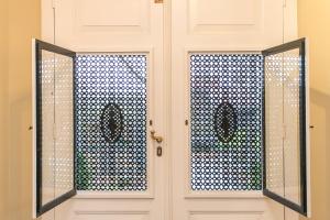 a white door with a window and a glass at B&B Trefkerk in Appelscha