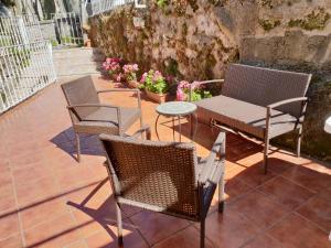 a patio with chairs and a table and a table and chairs at Mundaka Sea Flat in Mundaka