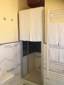 Ett badrum på Bed&Breakfast La Zagara