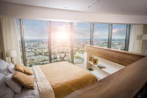 Łóżko lub łóżka w pokoju w obiekcie 30th+ Floor Apartments in Sky Tower