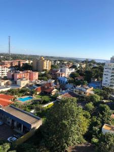 uma vista superior de uma cidade com edifícios e árvores em Centro Studio em Uruguaiana
