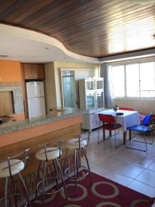 cocina con mesa y sillas en una habitación en Centro Studio, en Uruguaiana