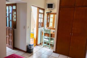 ein Zimmer mit einem Schreibtisch und einem Stuhl in einem Zimmer in der Unterkunft Casa Vilasanta in Guadalajara