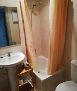 y baño con ducha, lavabo y aseo. en Apartaments Martí, en La Pobla de Segur