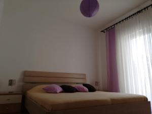Posteľ alebo postele v izbe v ubytovaní Spacious family apartment with parking in the shade and barbecue house