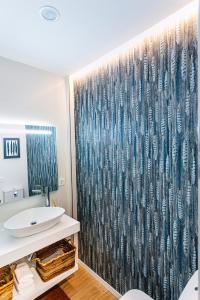 baño con lavabo y cortina de ducha en Loft Ciudad del Mar Gran Canaria, en Las Palmas de Gran Canaria