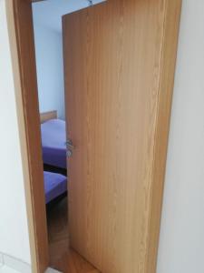 Posteľ alebo postele v izbe v ubytovaní Spacious family apartment with parking in the shade and barbecue house