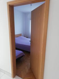 Posteľ alebo postele v izbe v ubytovaní Spacious family apartment with parking in the shade and barbecue house