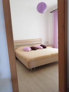 Posteľ alebo postele v izbe v ubytovaní Spacious family apartment with parking in the shade and barbecue house