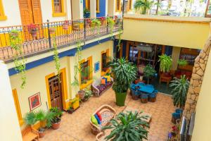 Draufsicht auf ein Gebäude mit Pflanzen in der Unterkunft Casa Vilasanta in Guadalajara