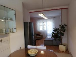 Fotografia z galérie ubytovania Spacious family apartment with parking in the shade and barbecue house v Šibeniku