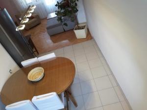 Posedenie v ubytovaní Spacious family apartment with parking in the shade and barbecue house