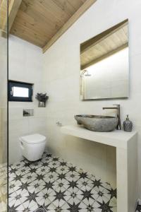 Et badeværelse på Meteora boutique villa E + 28 billeder