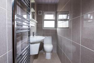 Un baño de Budget Rooms 38 fotos más