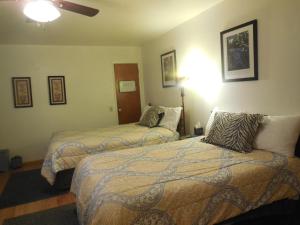 um quarto de hotel com duas camas num quarto em Yosemite Paradise Inn em Coulterville