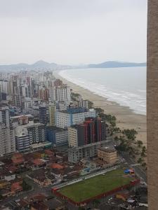 - une vue aérienne sur la ville et la plage dans l'établissement Ap pé na areia frente praia Costa do sol, à Praia Grande