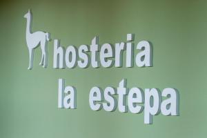 ein Zeichen, das Nicaragua la esperanza mit einer Giraffe liest in der Unterkunft Hosteria La Estepa in El Calafate