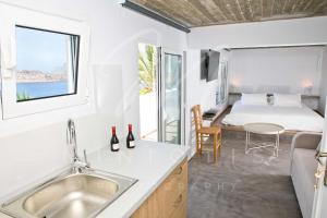 Кровать или кровати в номере Blue Dawn Kalymnos +37 фотографий
