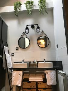 een badkamer met 2 wastafels en 2 spiegels bij Hostel-Albergue Monte Perdido in Torla