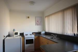 A kitchen or kitchenette at 96 on Arthur Apartments