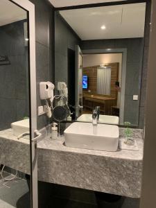 een badkamer met een wastafel en een spiegel bij ساس رتل للوحدات السكنية المفروشة in Al Madinah