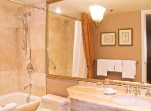 バンクーバーにあるWedgewood Hotel & Spa - Relais & Chateauxの浴槽、洗面台、シャワーを備えたバスルーム +41枚の写真