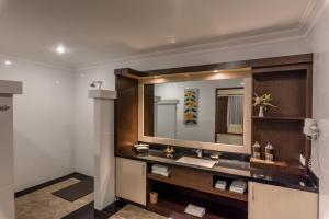 a bathroom with a sink and a mirror at Vila Ombak in Gili Trawangan
