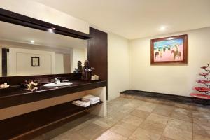 a bathroom with a sink and a large mirror at Vila Ombak in Gili Trawangan