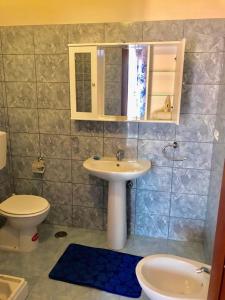 łazienka z umywalką i toaletą w obiekcie B&B Teodora w mieście Gaggi +34 zdjęcia
