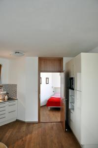 Habitación con cocina y dormitorio con cama. en Bratislava Castle Hill Apartment en Bratislava