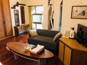 埔里鎮的住宿－水田衣藝術家民宿，客厅配有沙发和桌子