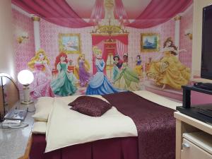 1 dormitorio con un mural de Disney Princess en la pared en Chocola Okayama Higashi (Adult Only) en Okayama