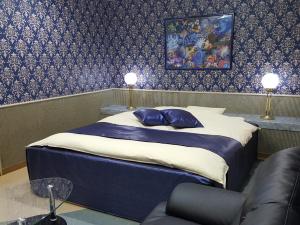 Postel nebo postele na pokoji v ubytování Chocola Okayama Higashi (Adult Only)
