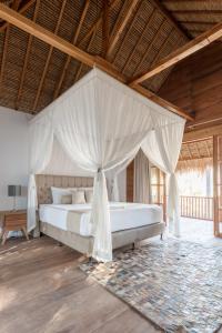 Tempat tidur dalam kamar di Lempuyang Boutique Hotel