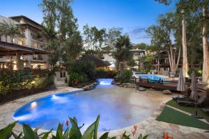 Swimming pool sa o malapit sa Temple 304 Modern Spacious Palm Cove Resort