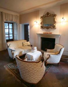 sala de estar con sofá y chimenea en Dindina Agriturismo, en Neviglie