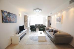 O zonă de relaxare la Art Apartment In Mamila - Parking Best Location 2