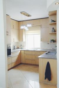 O bucătărie sau chicinetă la Art Apartment In Mamila - Parking Best Location 2